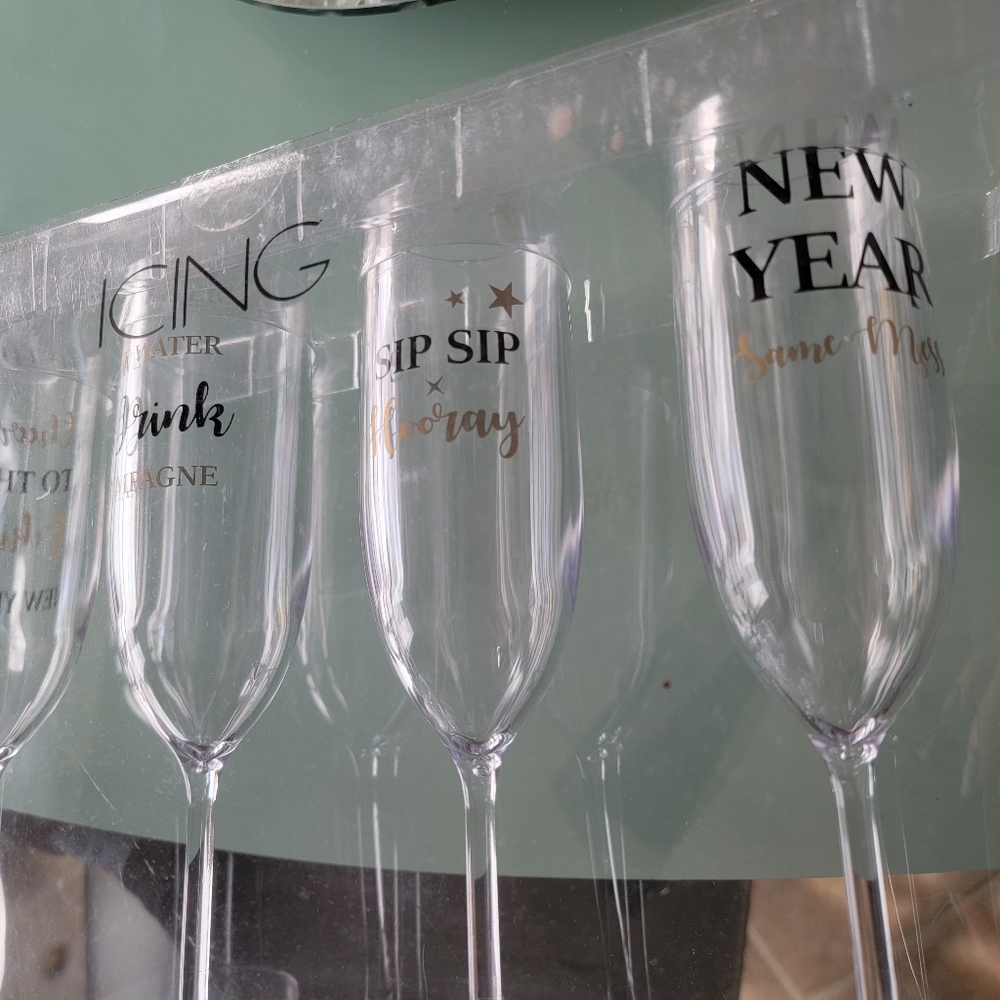 Icing. New years champagne glass flute set of 4